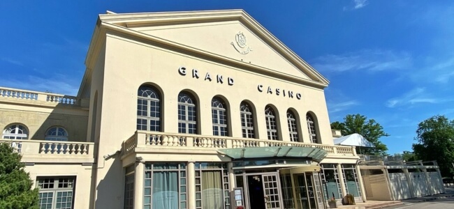 Entrée principale du Grand Casino Forges-les-Eaux